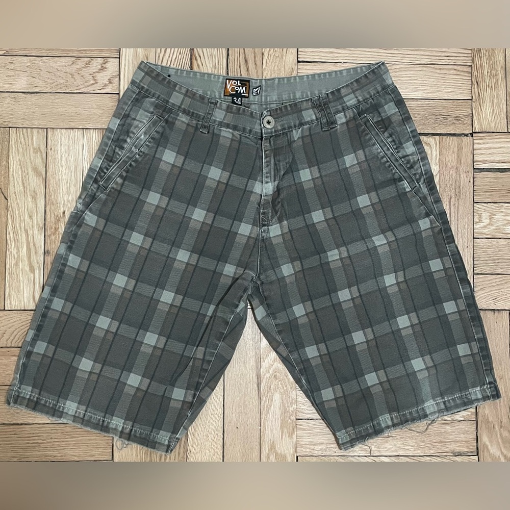 Vintage Volcom Men's Plaid Shorts in Gray size 34